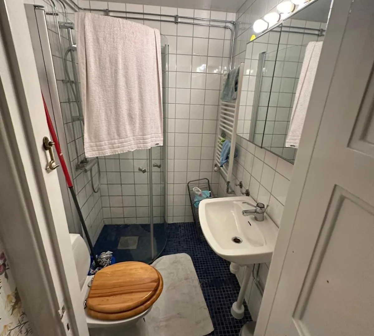 Modern Central Gothenburg Apartment With Balconies And Full Kitchen For Up To 5 Guests